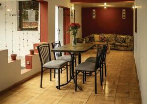 uma sala de jantar com uma mesa e cadeiras e um sofá em BEAUTIFUL, SPACIOUS & COZY HOUSE LOCATED IN THE HEART OF CUSCO em Cusco