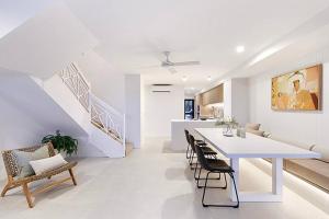 Χώρος καθιστικού στο 'Sunrise Luxury Beach Retreat, easy walk to beach