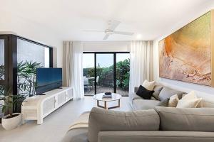 Μια τηλεόραση ή/και κέντρο ψυχαγωγίας στο 'Sunrise Luxury Beach Retreat, easy walk to beach