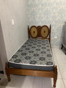 a small bed in a room with a mattress at Casa de aluguel mobiliada in Sarandi