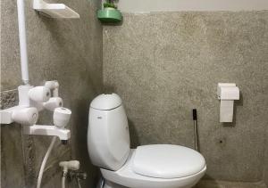 穆札法拉巴德的住宿－Outdoor Adventures Resort，一间位于客房内的白色卫生间的浴室