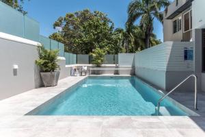 Kolam renang di atau dekat dengan Heart of Sunshine, Spacious Apt with Pool & Garden