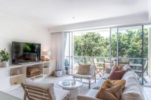 Televisyen dan/atau pusat hiburan di Heart of Sunshine, Spacious Apt with Pool & Garden