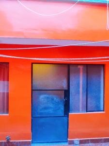 拉巴斯的住宿－Casa familiar orange corner，一辆腿部火车的近距离