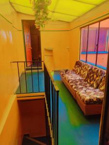 ein Wohnzimmer mit einem Sofa in einem Zimmer in der Unterkunft Casa familiar orange corner in La Paz