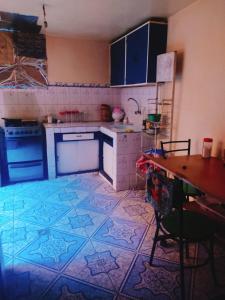 uma cozinha com piso em azulejo azul e branco em Casa familiar orange corner em La Paz