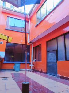 un bâtiment orange avec un poteau en face de celui-ci dans l'établissement Casa familiar orange corner, à La Paz