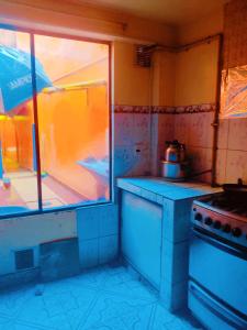 uma cozinha de brinquedo com um fogão e uma janela em Casa familiar orange corner em La Paz