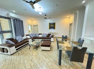 a living room with two couches and a table at Queen's 2 BDR Appartments Accra in Chantan