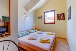 um quarto com 2 camas e uma televisão em Apartment in Mali Losinj 26743 em Mali Lošinj