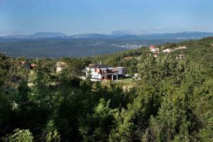 een huis bovenop een heuvel met bomen bij Holiday home in Poboji - Neum Riviera 45086 in Lokvičič