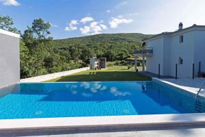 een zwembad in de achtertuin van een huis bij Holiday home in Poboji - Neum Riviera 45086 in Lokvičič