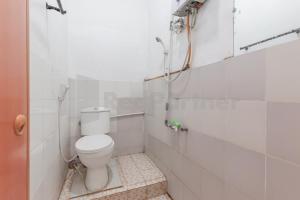 a bathroom with a toilet and a shower at Selaras Homestay Ciwidey in Nempel