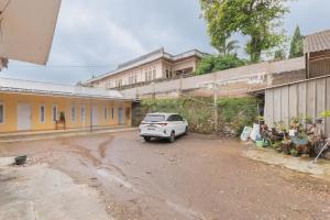 a white car parked in front of a building at Selaras Homestay Ciwidey in Nempel