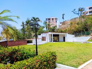 Garður fyrir utan Hotel Aristos Acapulco