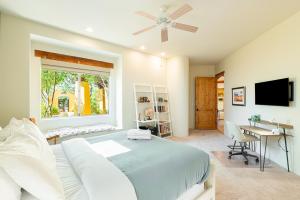 een slaapkamer met een bed, een bureau en een televisie bij Scottsdale Agave House- Located on one Acre, Resort Style Amenities and Private Casita! in Scottsdale