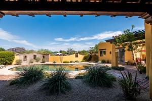 Scottsdale Agave House- Located on one Acre, Resort Style Amenities and Private Casita! في سكوتسديل: منزل فيه مسبح في ساحة