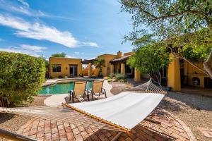 een hangmat voor een huis met een zwembad bij Scottsdale Agave House- Located on one Acre, Resort Style Amenities and Private Casita! in Scottsdale