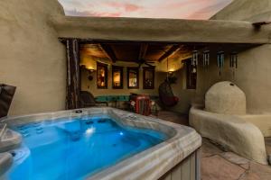 un jacuzzi en el medio de una habitación en Enjoy Sunsets In Sonoran Desert, Hot Tub & Casita at Cave Creek Santa Fe Ranch!, en Cave Creek
