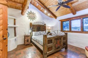 1 dormitorio con 1 cama y ventilador de techo en Enjoy Sunsets In Sonoran Desert, Hot Tub & Casita at Cave Creek Santa Fe Ranch!, en Cave Creek