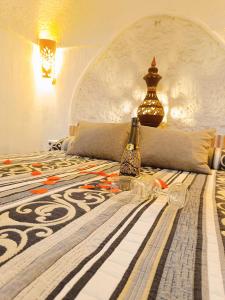 Ένα ή περισσότερα κρεβάτια σε δωμάτιο στο Casa Cueva The Exclusive Royal Andalusian Cave