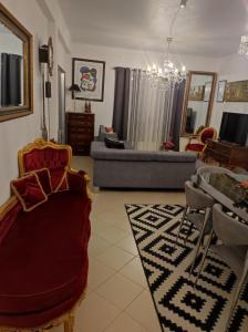 ein Wohnzimmer mit einem Sofa und einem Tisch in der Unterkunft Comfort Beach house in Nazaré