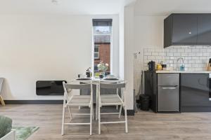 a kitchen with a table and chairs in a room at Free Parking Ideal for solo business travellers in Ilkeston