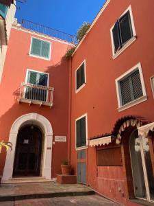 un edificio naranja con puerta y balcón en Luxury Flat in Capri, en Capri