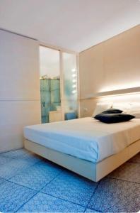 1 dormitorio con 1 cama blanca grande y ventana en Luxury Flat in Capri, en Capri