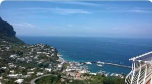 vistas a una ciudad con un puente y al océano en Luxury Flat in Capri, en Capri