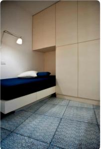 1 dormitorio con 1 cama con colchón azul y armarios blancos en Luxury Flat in Capri, en Capri