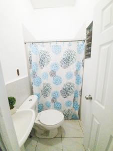 a bathroom with a toilet and a shower at Acogedora casa en Lomas de Bella Vista in La Unión