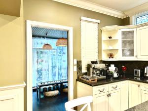 Dapur atau dapur kecil di Scorpion Hiuse Langley -ROOM 1 Separate restroom