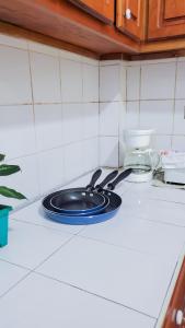 a frying pan sitting on a stove in a kitchen at Acogedora casa en Lomas de Bella Vista in La Unión