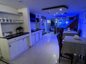 COPACABANA في ليما: مطبخ مع طاولة وغرفة طعام
