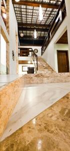 - une grande cuisine avec un sol en marbre dans l'établissement Porto Bali Hotel, à Santa Cruz Cabrália