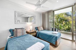 Postel nebo postele na pokoji v ubytování Beautiful Apt in Luxe Beachside Noosa Resort