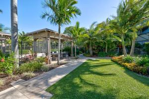 Zahrada ubytování Beautiful Apt in Luxe Beachside Noosa Resort