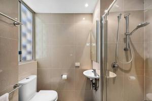 Koupelna v ubytování Beautiful Apt in Luxe Beachside Noosa Resort + 14 fotografií