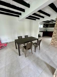 uma sala de jantar com uma mesa e duas cadeiras em Finca del Eje em Viterbo