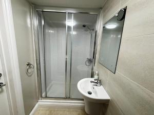 a bathroom with a shower and a sink at 4 Sisters Inn in Theydon Bois