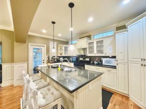 Dapur atau dapur kecil di Scorpion Hiuse Langley -ROOM 1 Separate restroom
