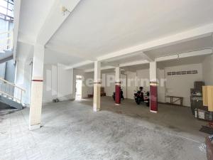 ein großes leeres Zimmer mit Säulen in einem Gebäude in der Unterkunft Blessing Syariah Homestay Kediri RedPartner in Kediri