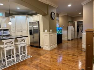 Dapur atau dapur kecil di Scorpion Hiuse Langley -ROOM 1 Separate restroom