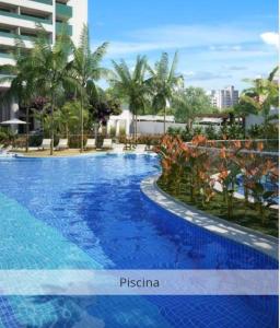 清水的住宿－Apartamento Aguas Claras，度假村内的大型蓝色游泳池