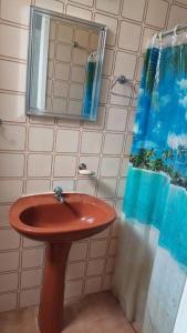 a bathroom with a sink and a mirror at Casa da Vovó Irene in Araruama