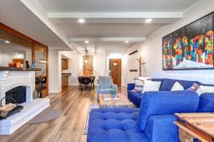 un soggiorno con un divano blu e un camino di PARK STATION 133 condo a Park City
