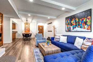 un soggiorno con divani blu e un tavolo di PARK STATION 133 condo a Park City