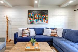 un divano blu in un soggiorno con un dipinto di PARK STATION 133 condo a Park City