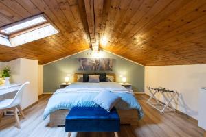 ein Schlafzimmer mit einem Bett und einer Holzdecke in der Unterkunft Golden Lake - Luxury Apartment ☆☆☆☆☆ - 100m from the lake in Baveno